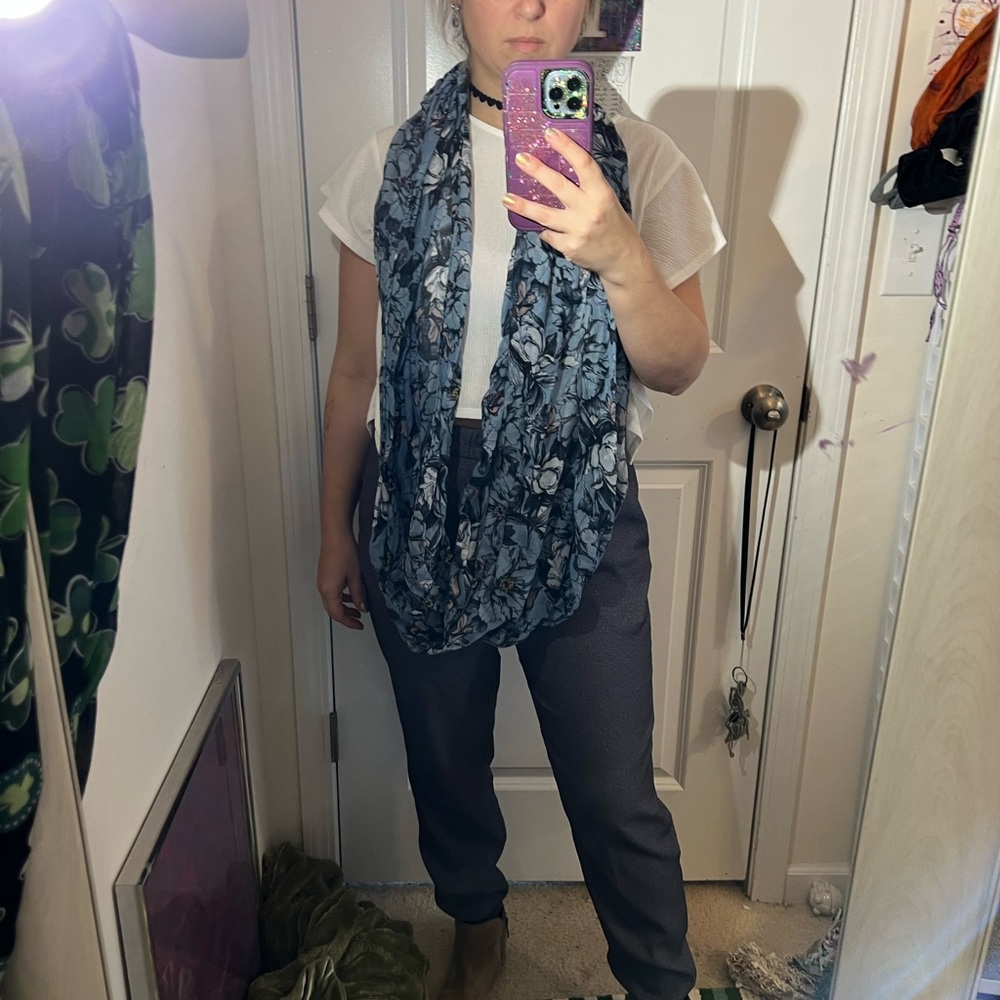 ❤️🧣BEAUTIFUL DESIGNER SCARF🧣❤️INFINITY LONG EUC GIFT BLUE FLORAL LIGHTWEIGHT - Picture 7 of 8